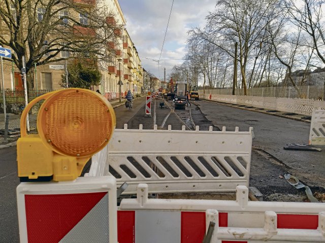 Links ist eine Fahrbahn frei, doch es bleibt ein Nadelöhr: Die Baustelle der Straßenbahn in der Gudrunstraße am Mittwoch