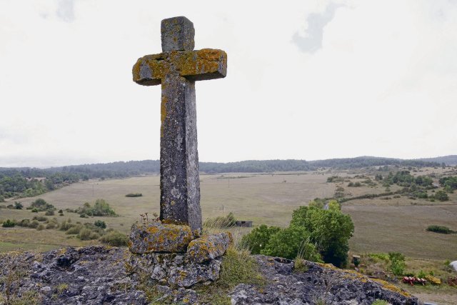 Von der Felsspitze blickt man weit über die einst umkämpfte Hochebene Larzac.