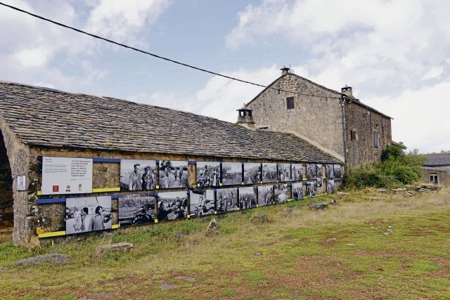 Die Siedlung Martin-du-Larzac sollte dem Truppenübungsplatz weichen. Heute sind dort die Aufnahmen des Fotografen Yan Morvan vom Protestmarsch der Bauern nach Paris im Jahr 1978 zu besichtigen.