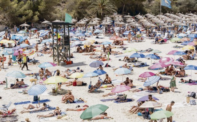 Der Strand Cala Santanyi auf der Insel Mallorca zur Hauptsaison im Sommer 2024