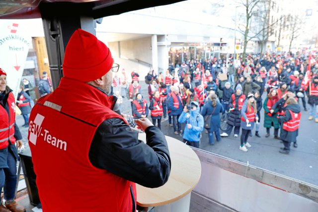 Akgün spricht im Dezember auf einer Streikkundgebung.