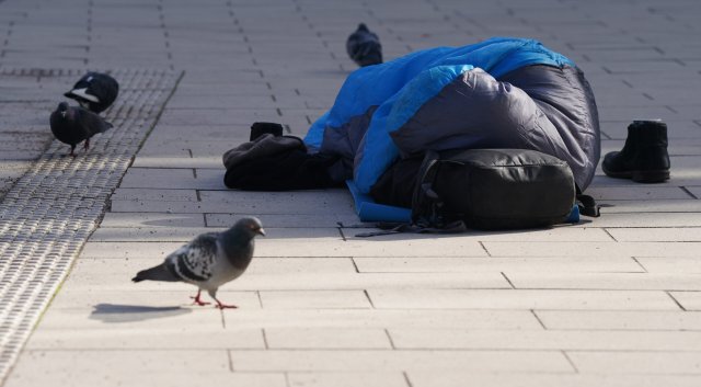 2023 waren fast genau so viele Personen von Armut bedroht, wie im Vorjahr.