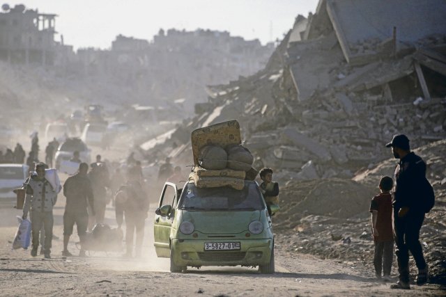 Palästinenser kehren mit ihren Habseligkeiten nach Rafah zurück.