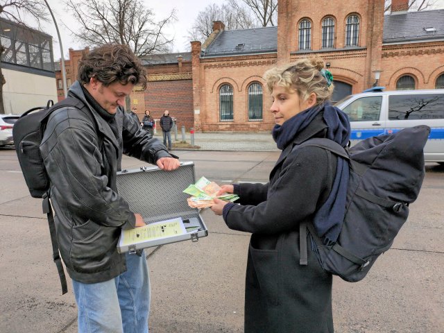 Bares macht Wahres: Die Aktivist*innen Leonard Ihßen und Vivian Kube kaufen mithilfe des »Freiheitsfonds« sechs arme Menschen aus der JVA Plötzensee frei.