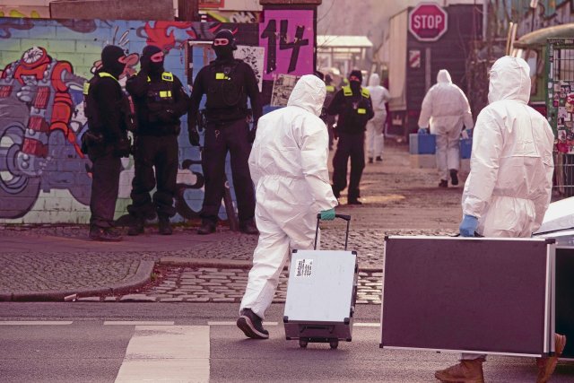 Mit einem unverhältnismäßigen Aufgebot belagerte die Polizei im März 2024 einen Bauwagenplatz in Berlin-Friedrichshain, auf dem Burkhard Garweg gelebt haben soll.