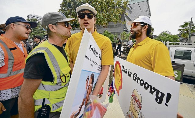 Anhänger der fossilen Industrien am Rande einer Klimaschutzdemo in Los Angeles