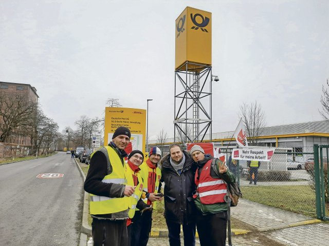 Die Paketzusteller Ivan, Miroslav und Ivo mit Betriebsratsmitglied Sascha Speck und dem Gewerkschaftssekretär Boris Bojilov