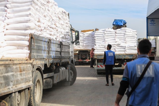 Mitarbeiter laden Mehlsäcke auf einen Lastwagen im Verteilungszentrum des Hilfswerks der Vereinten Nationen für Palästinaflüchtlinge (UNRWA).