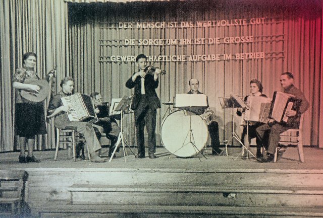 Ein Orchester spielt auf einer Bühne der Baumwollspinnerei, Leipzig-Plagwitz 1946