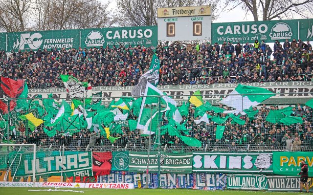 Fans des Regionalligisten Chemie Leipzig im Alfred-Kunze Sportpark