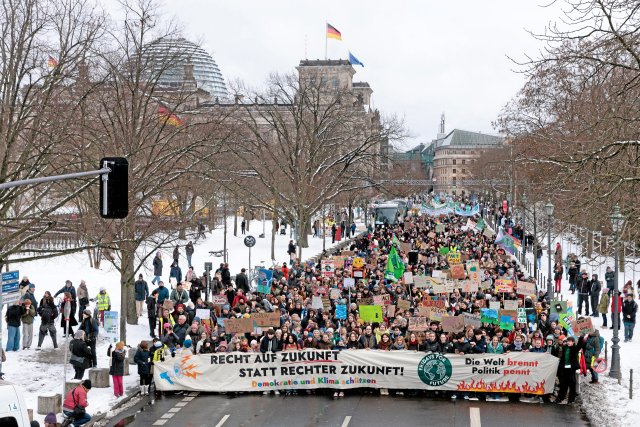 Klimastreik im Schnee: Nach der Auftaktkundgebung vor dem Brandenburger Tor zogen die Demonstrierenden durch das Regierungsviertel.