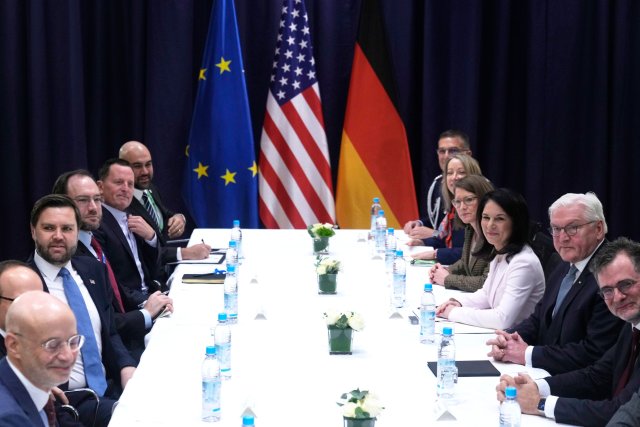 In München traf sich US-Vizepräsident Vance (3. v. l .) vor dem offiziellen Konferenzauftakt unter anderem mit Bundesaußenministerin Baerbock und Bundespräsident Steinmeier.