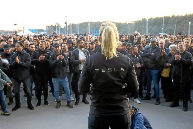 Die Betriebsratsvorsitzende Michaela Schmitz spricht zu Tesla-Beschäftigten.