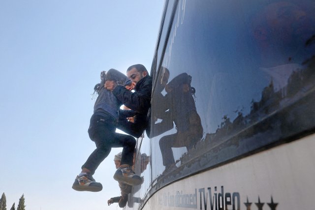 Ein ehemaliger palästinensischer Gefangener, der beim sechsten Geiselaustausch freigelassen wurde, umarmt aus einem Busfenster heraus ein Kind in Khan Yunis im südlichen Gazastreifen. Die israelische Strafvollzugsbehörde bestätigte die Freilassung von 369 Gefangenen.