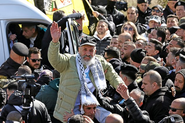 Ein ehemaliger palästinensischer Gefangener wird bei seiner Ankunft in der besetzten Stadt Ramallah im Westjordanland von Freunden und Verwandten begrüßt.