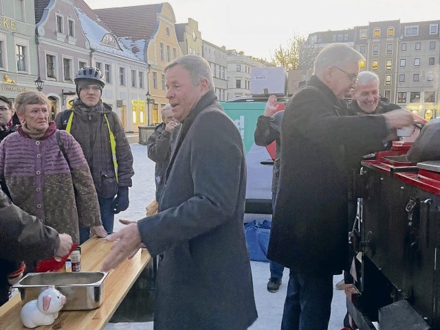 Christian Görke am Montag links auf dem Altmarkt, Dietmar Bartsch rechts an der Gulaschkanone