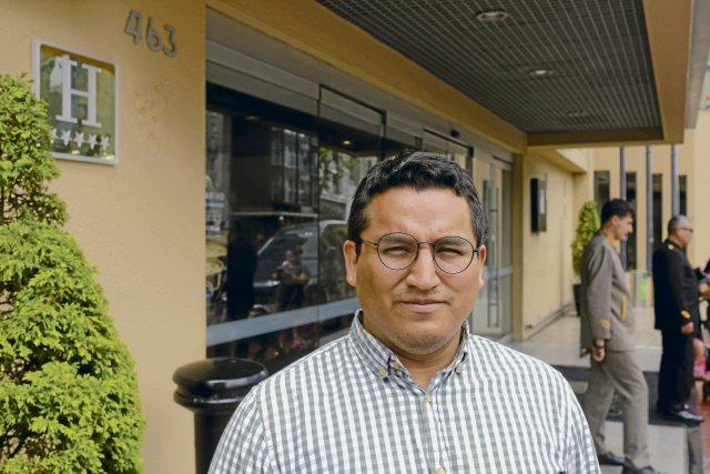 Eloy Marchán vor dem Luxushotel »Casa Andina« in Lima