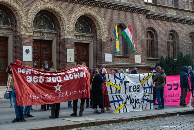 Aktivist*innen aus verschiedenen Ländern protestierten am Freitag vor Gericht.