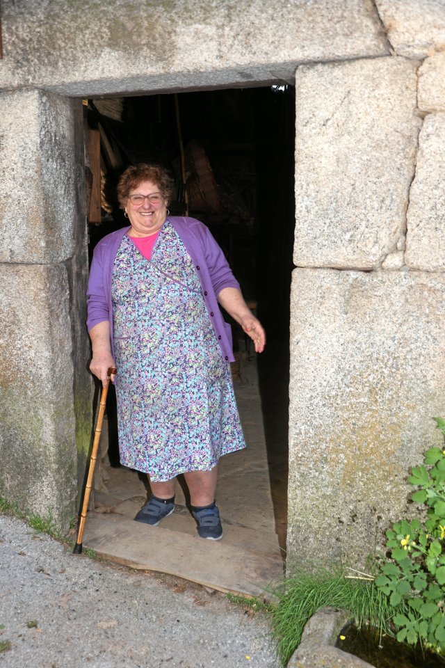 Maria Lopez-Alonzo führt Besucher durch die Palloza-Rundhäuser.