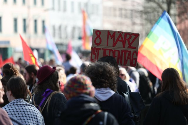 Eine Teilnehmerin hält ein Schild mit der Aufschrift »8. März ist jeden Tag« auf der Demonstration »Feministische Demo zum Internationalen Frauentag«.