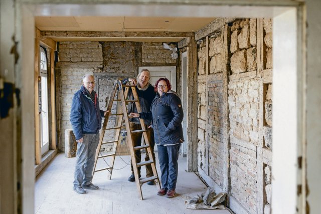 Aktive der Bürgerinitiative Krone Schweina bei der Arbeit im historischen Gebäude (v.l.n.r.): Eike Biedermann, Martin Biedermann und die Vereinsvorsitzende Dorothee Willer