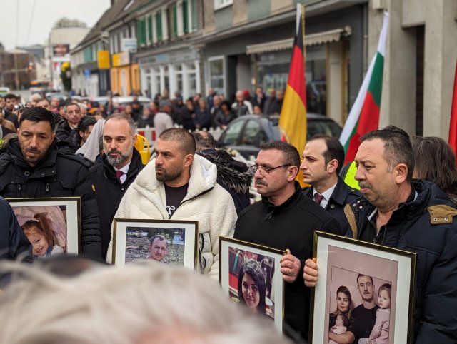 Wenige Tage nach dem Brandanschlag gingen hunderte Menschen bei ...