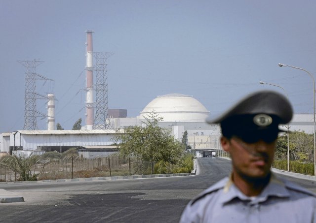 Ein Polizist vor dem Atomkraftwerk Buschehr im Süden des Irans