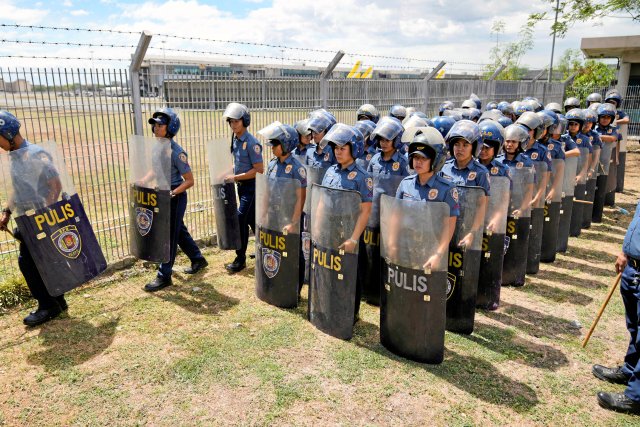 Sicherheitsbeamte stehen vor dem Luftwaffenstützpunkt Villamor, nachdem Duterte in der Nähe verhaftet wurde.