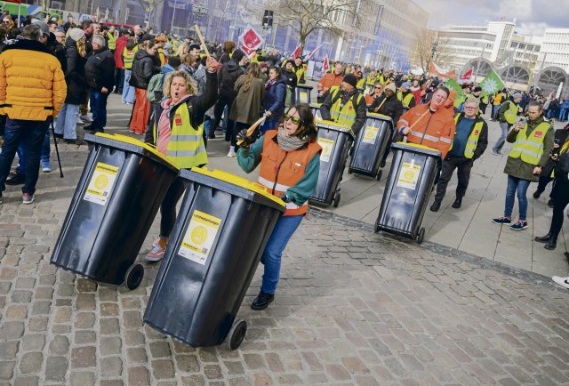 Vor zwei Jahren sorgte das magere Ergebnis im öffentlichen Dienst für Frust. Eine Option nach weiterer Schlichtung: unbefristete Streiks.