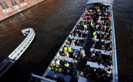 Auf der Spree zum Kanzleramt: rund 120 Betriebsräte wollen Unterschriften übergeben.